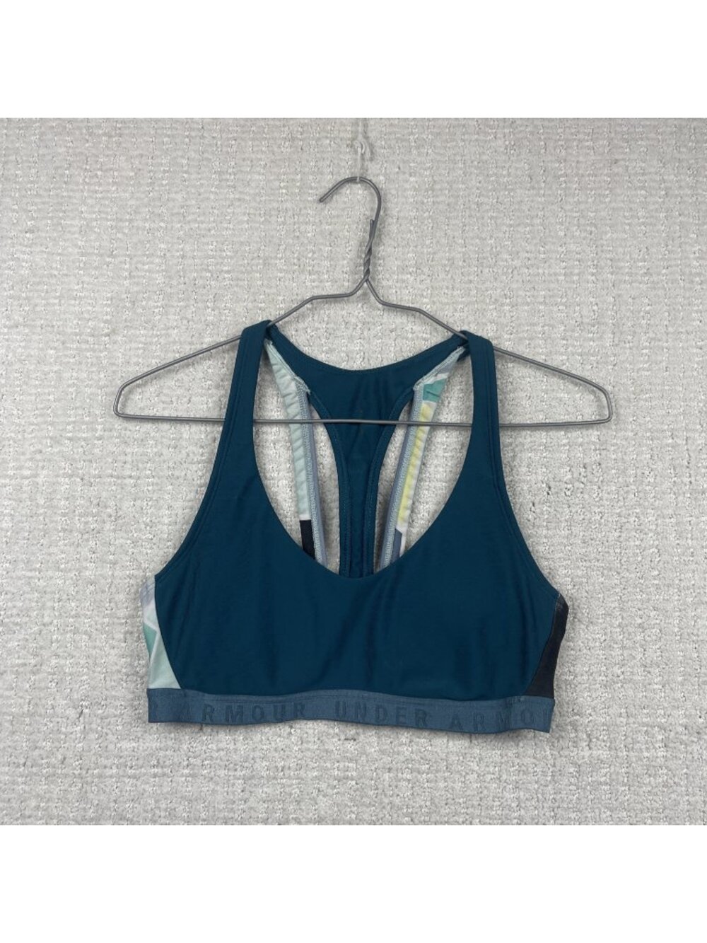 Under Armour Women’s Sports Bra Fitted Racerback Padded Athletic Training Read